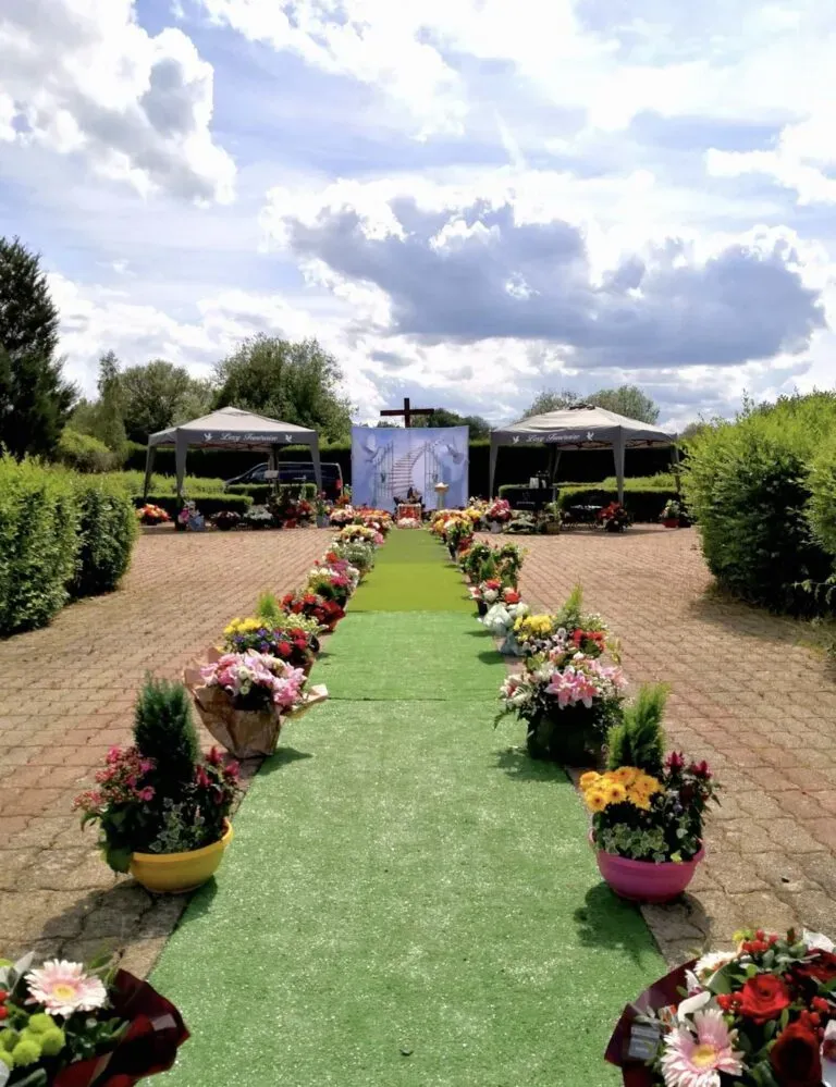 Allée fleurie aménagée pour une cérémonie d'hommage.