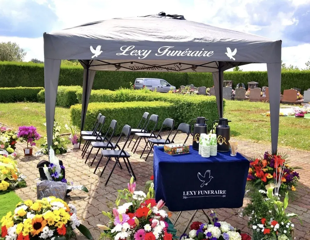 Tonnelle d'hommage installée au cimetière.