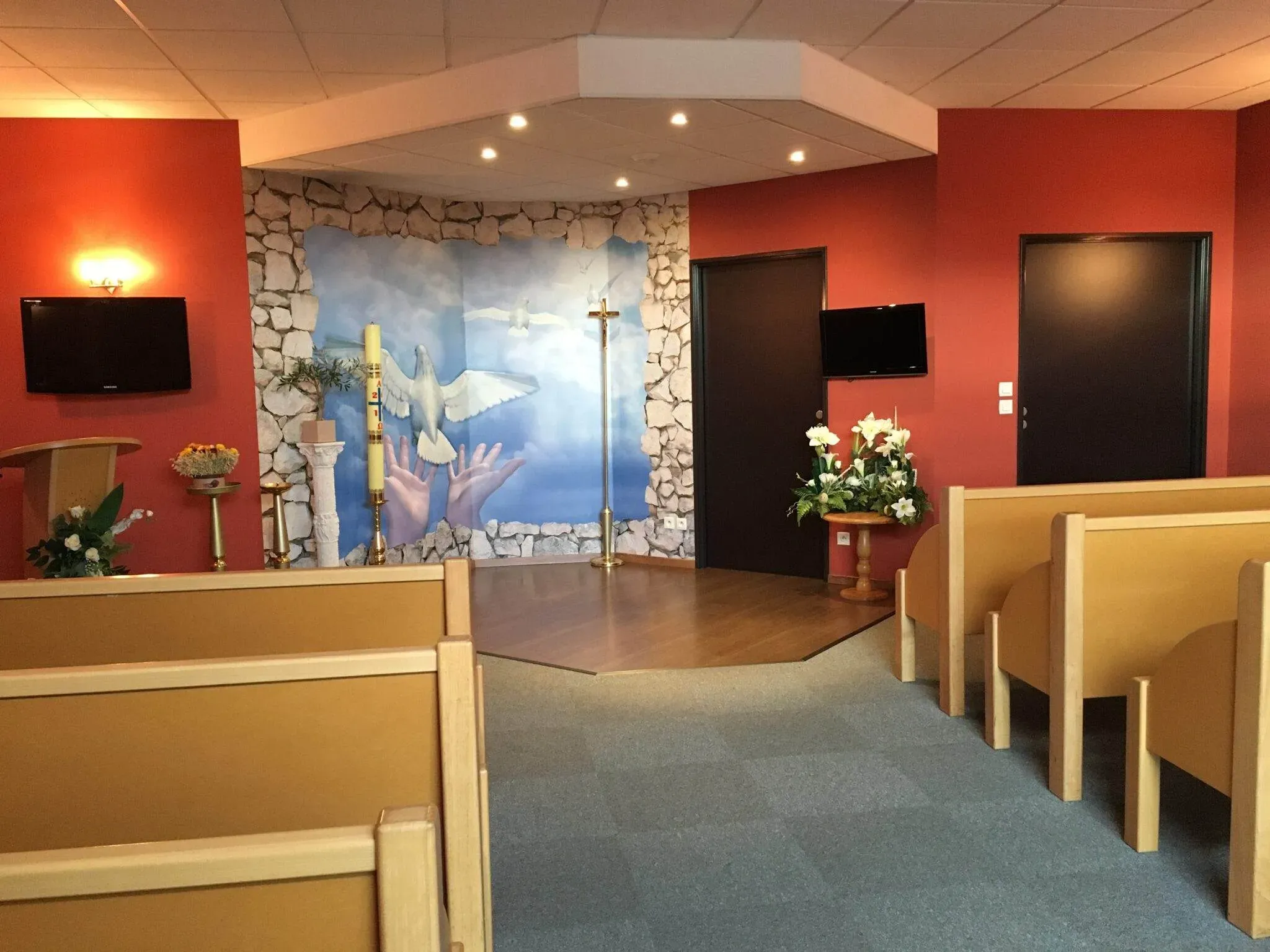 Salle de cérémonie omniculte avec fresque de colombe.