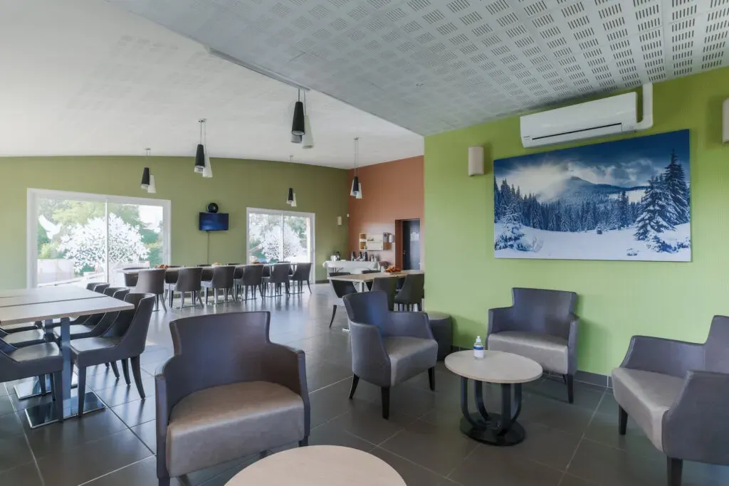 Grande salle de convivialité et de réception avec espace salon.